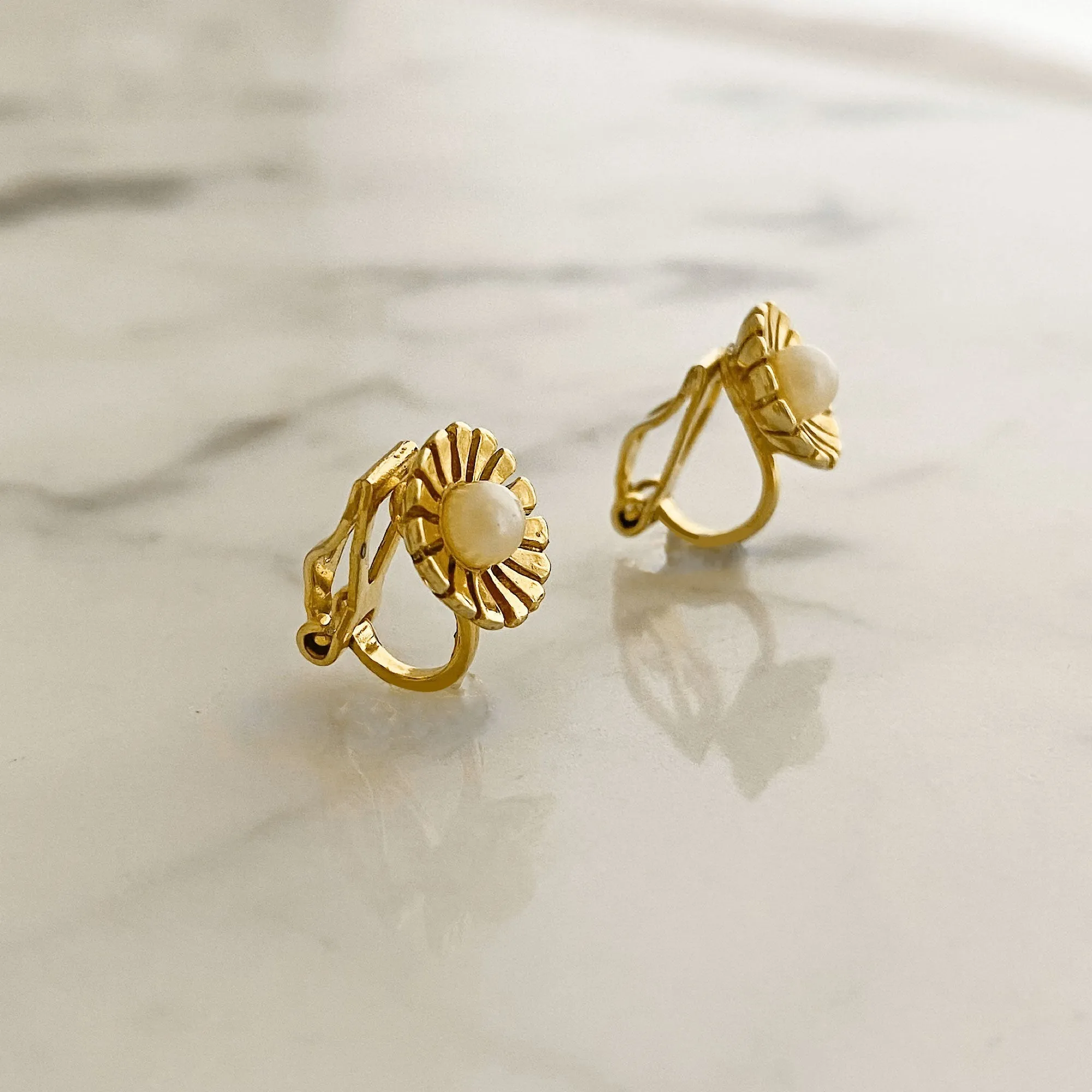 GALLAGHER gold flower clip earrings